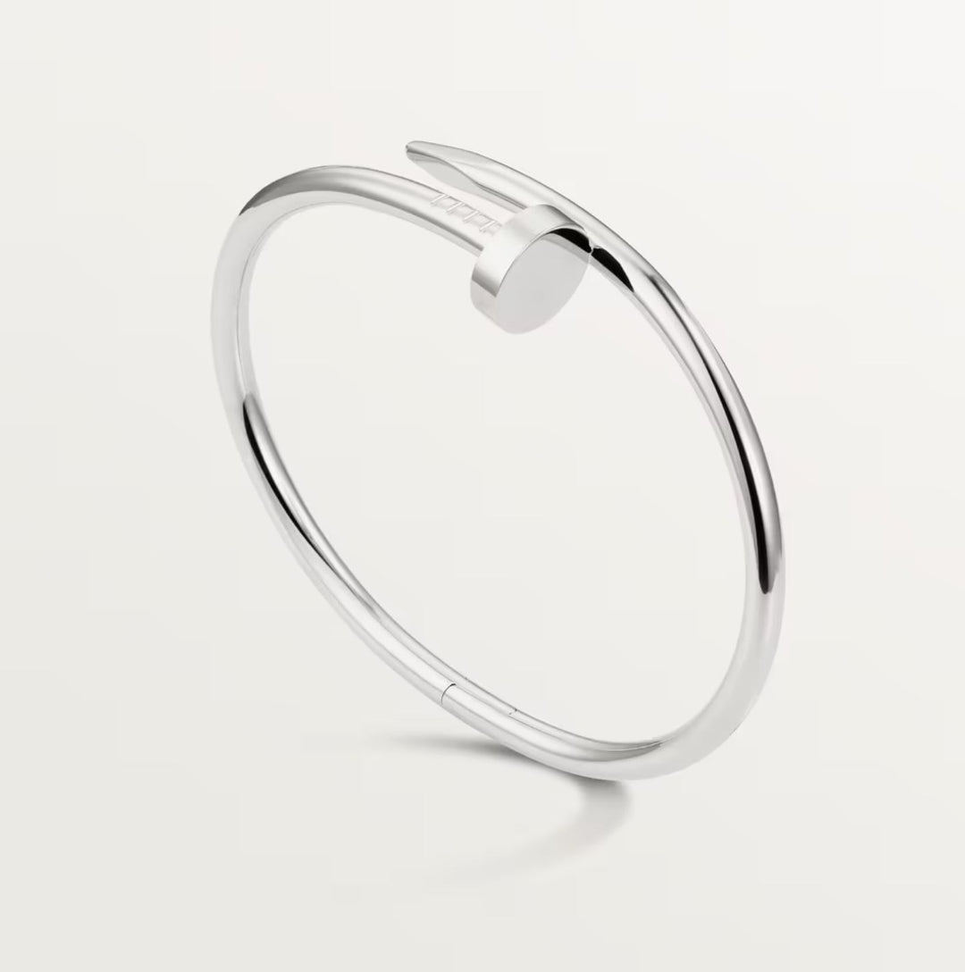 "Zilveren minimalistische armband met spijkerdesign, verstelbare sluiting, glanzend sterling zilver, modern en elegant."