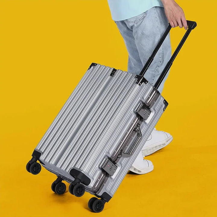 Donkergrijze aluminiumframe reiskoffer, duurzaam hardshell design voor stijlvol en veilig reizen.