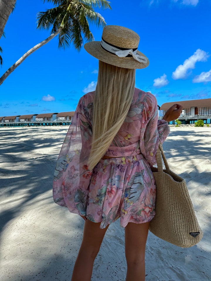 "Zomerse playsuit met V-hals, fruit- en bladmotieven, kleurrijke tropische print, accentueert silhouet en biedt comfort."