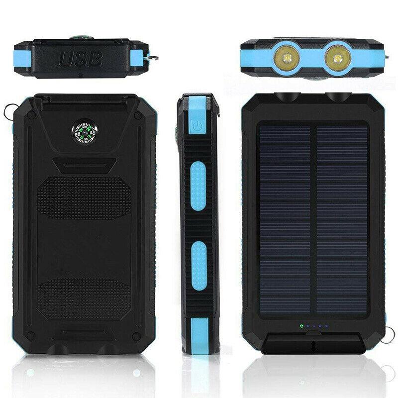 Zonne-oplader powerbank 20000 mAh aan een rugzak bevestigd, klaar voor outdoor gebruik.
