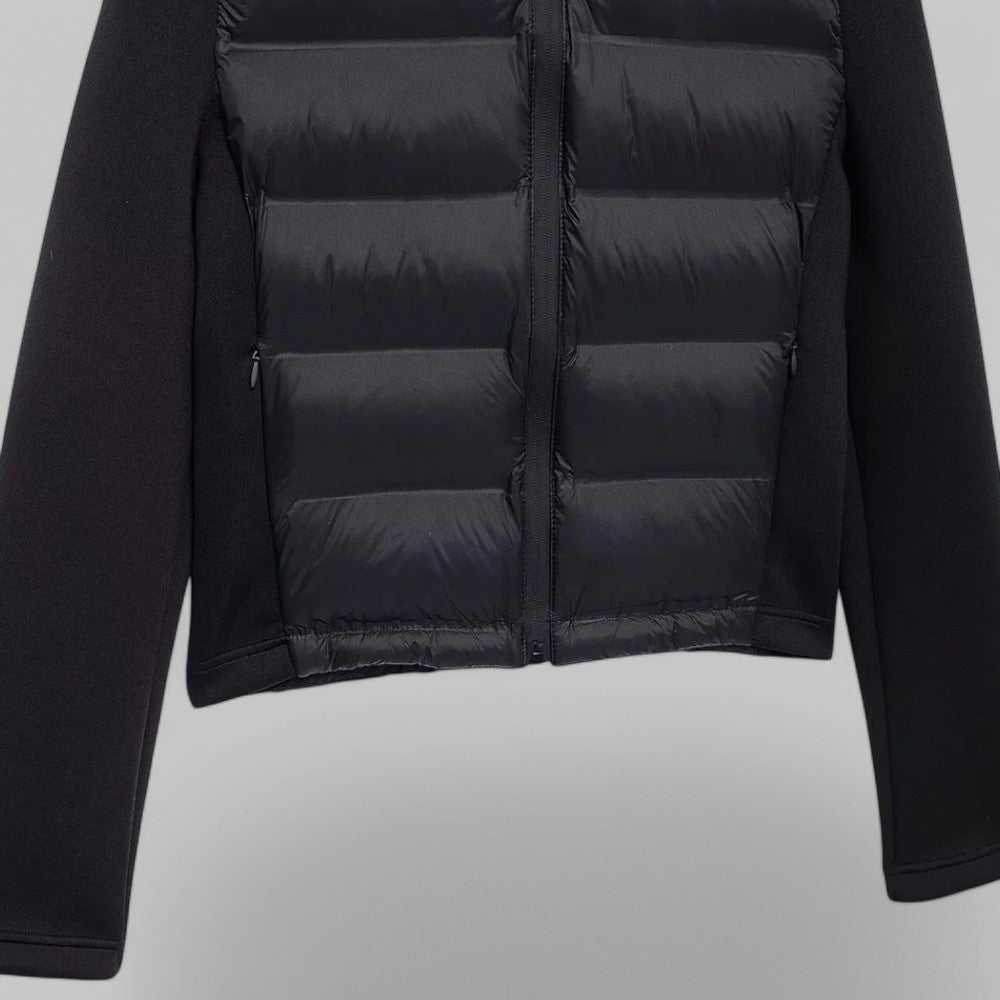 Comfortabel zwart damesjack, lichtgewicht gewatteerd en met capuchon. Ideaal voor casual gebruik en buiten.