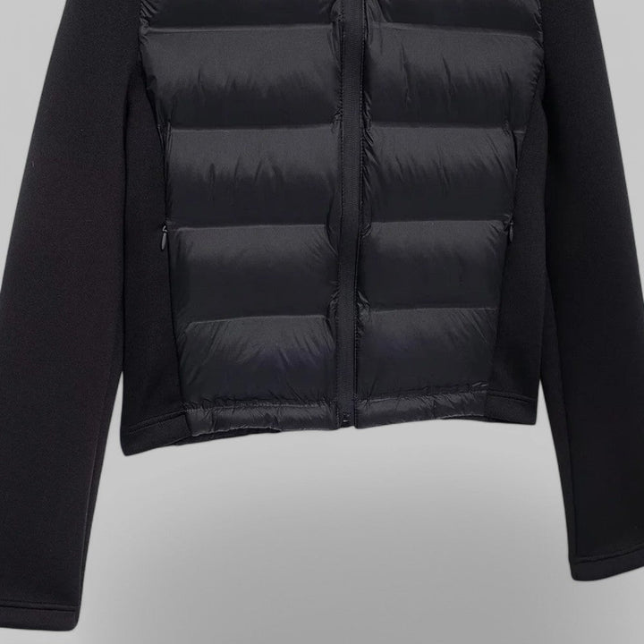 Comfortabel zwart damesjack, lichtgewicht gewatteerd en met capuchon. Ideaal voor casual gebruik en buiten.