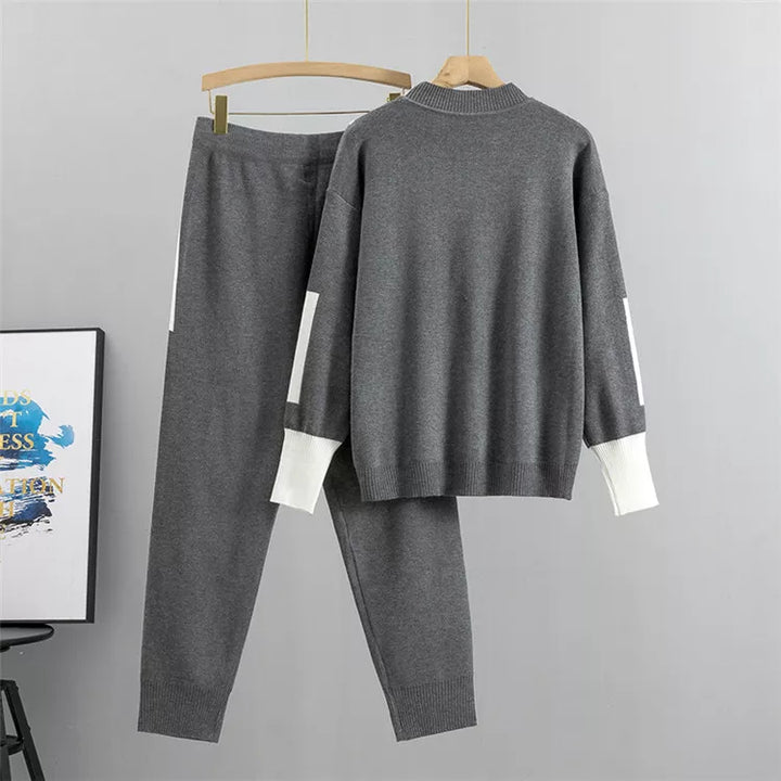 Modern zwart tweedelig damespak. Comfortabel trainingspak, ideaal voor vrije tijd of een sportieve look.