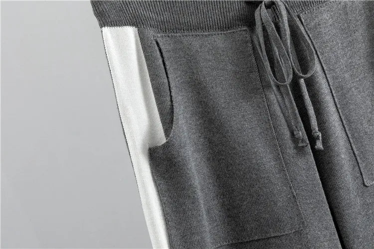 Stijlvol bordeaux dames sportpak. Warme winterkleding, ideaal voor ontspanning of actieve momenten.