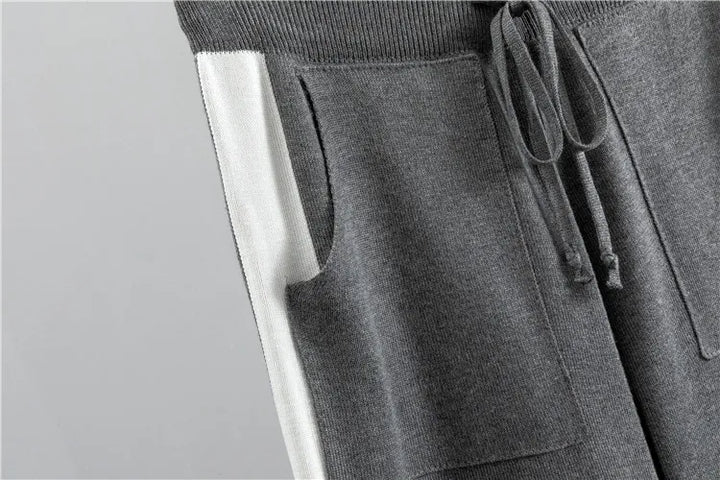 Stijlvol bordeaux dames sportpak. Warme winterkleding, ideaal voor ontspanning of actieve momenten.