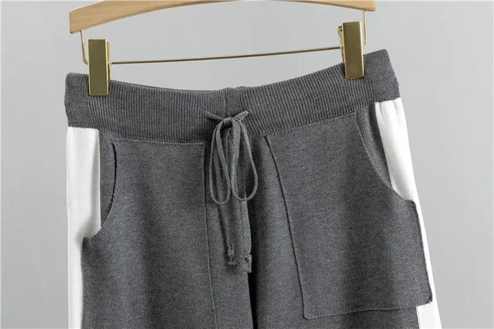 Modern grijs tweedelig damespak. Een comfortabel trainingspak perfect voor sport of casual gebruik.