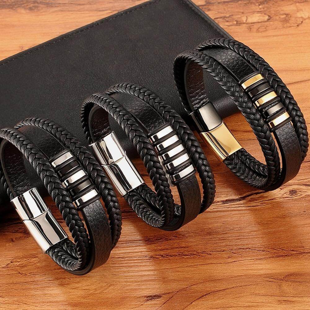 "Zwart-gouden lederen herenarmband, tijdloos ontwerp, dubbele banden, mannen accessoire, elegant en stijlvol."
