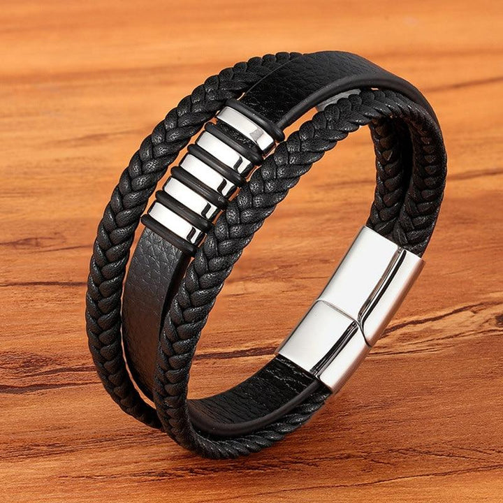 "Zwart-gouden lederen herenarmband, tijdloos ontwerp, dubbele banden, mannen accessoire, elegant en stijlvol."