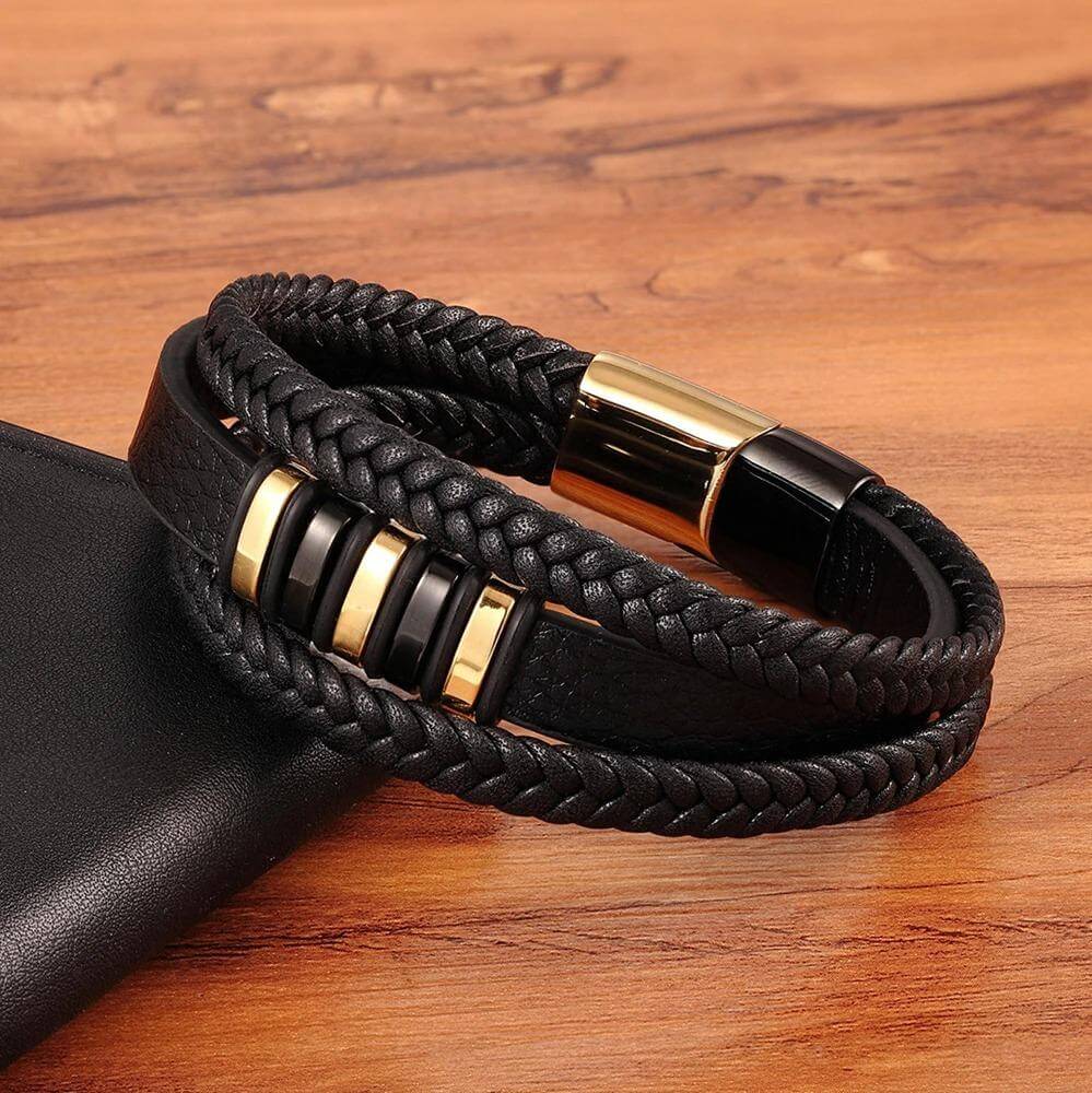 "Zwart-gouden lederen herenarmband, tijdloos ontwerp, dubbele banden, mannen accessoire, elegant en stijlvol."