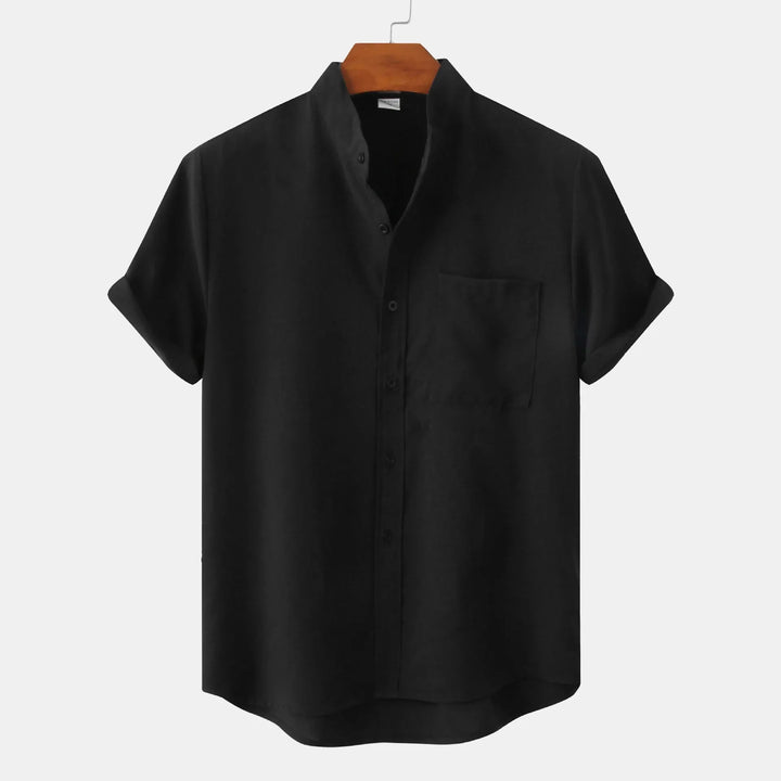 Zwart heren casual shirt met korte mouw, opstaande kraag en borstzakje. Stijlvol en comfortabel voor elke dag.
