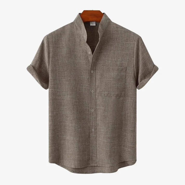 Bruin heren casual shirt met opstaande kraag en borstzakje. Comfortabel, korte mouw, perfect voor dagelijks gebruik.