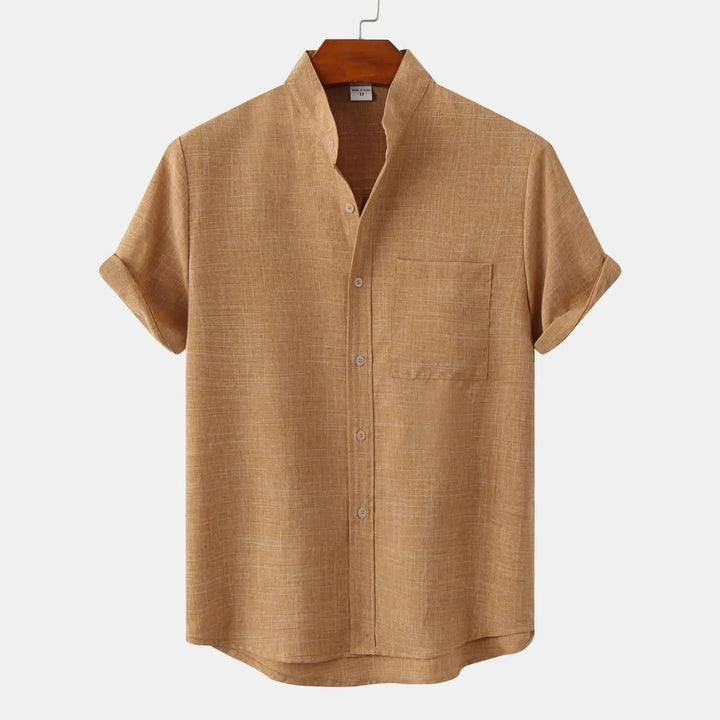 Wit heren casual shirt korte mouw, opstaande kraag. Regular fit, stijlvol en comfortabel voor zomerse dagen.