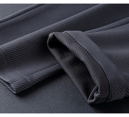 "Zwart heren loungepak van lycra, comfortabel en stijlvol voor dagelijks gebruik in vrije tijd of sportactiviteiten."