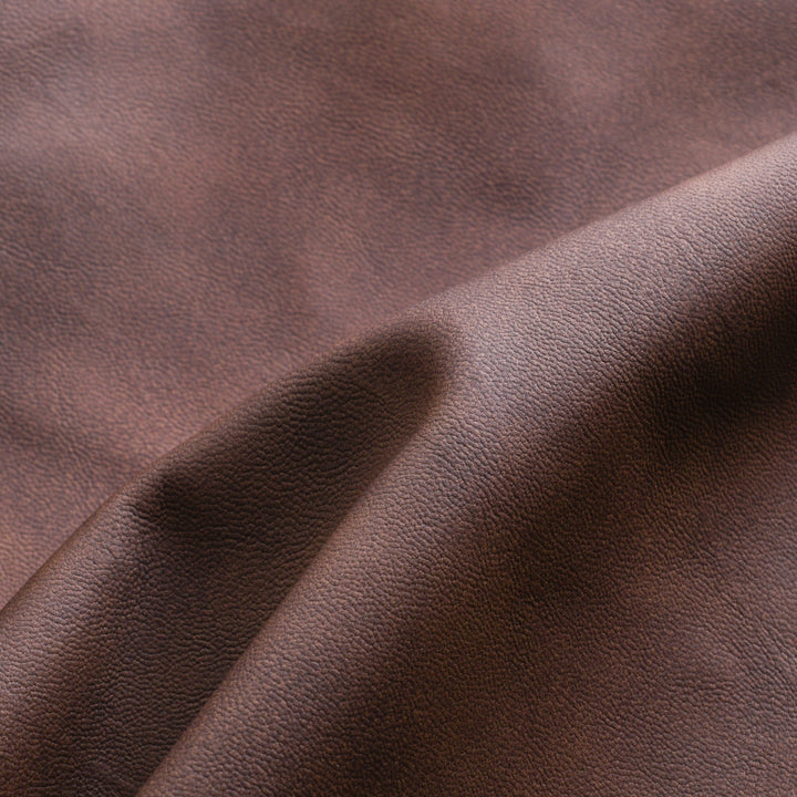 Elegant heren ritsjack met hoge kraag, ideaal voor herfstmode. Combineert comfort en stijl.