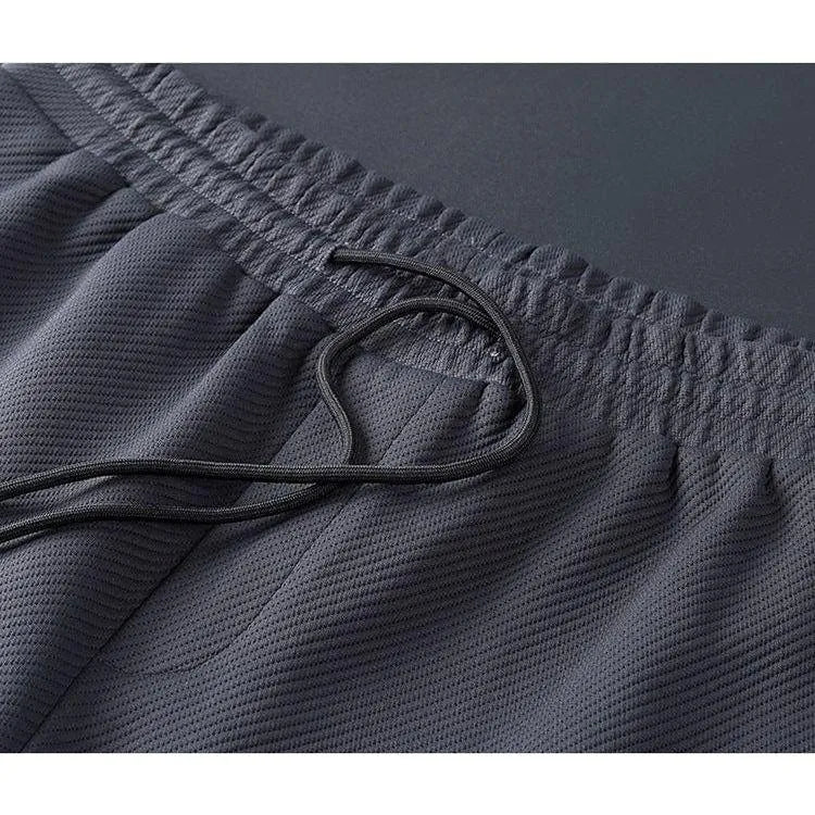 Comfortabel heren sportpak in zwart. Een complete outfit voor sportieve activiteiten en ontspannen momenten.