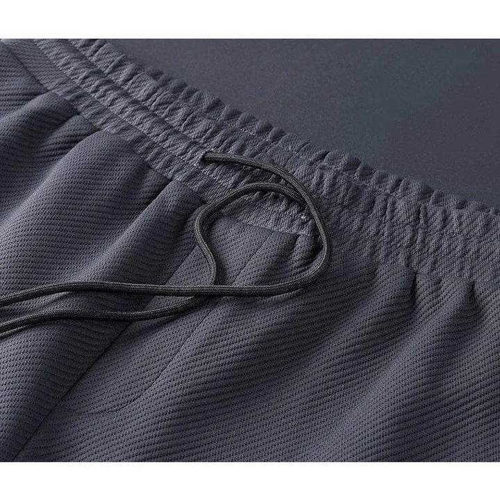 Comfortabel heren sportpak in zwart. Een complete outfit voor sportieve activiteiten en ontspannen momenten.