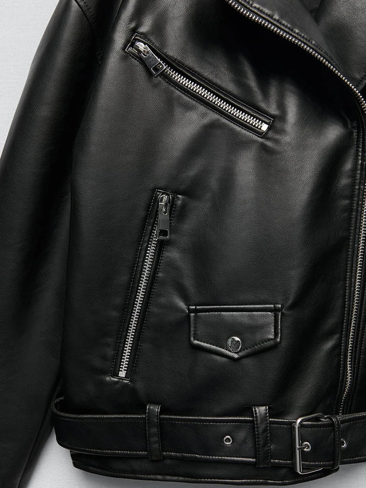 "Zwart leren bikerjack voor dames, elegante uitstraling met riemdetail, perfect voor lente en herfst"