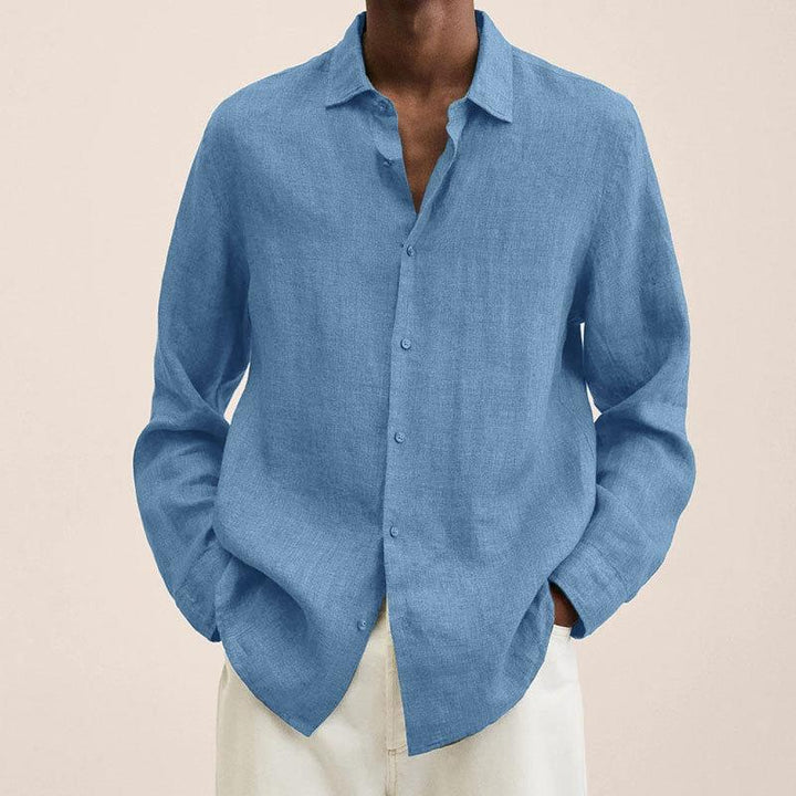 Man draagt trendy oversized herenoverhemd tijdens wandeling, casual en comfortabel.