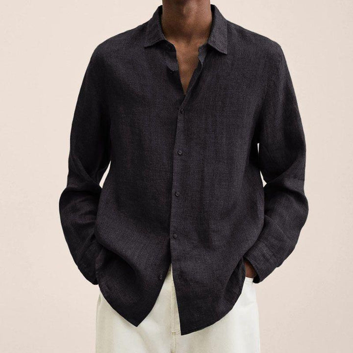 Trendy herenoverhemd met oversized pasvorm gedragen door model. Perfect voor dagelijks comfort.