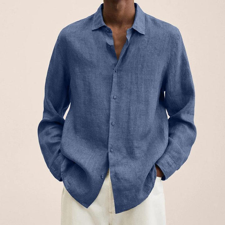 Heren oversized overhemd gecombineerd met jeans voor een moeiteloos trendy en casual uitstraling.