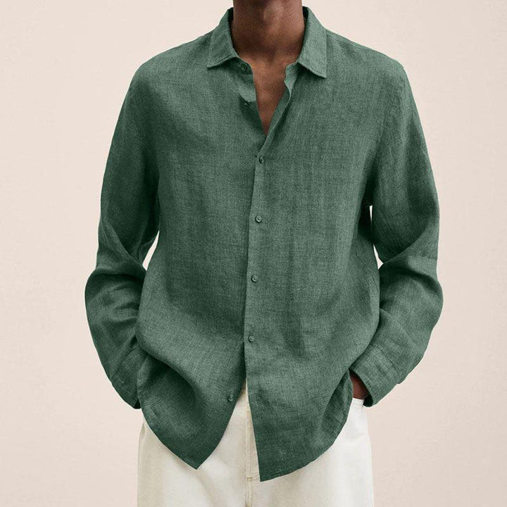 Achteraanzicht van het comfortabele herenoverhemd met relaxte pasvorm, ideaal voor een casual stijl.