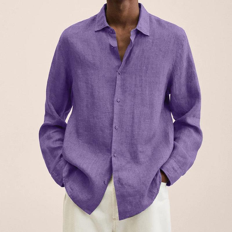 Model toont de losse, relaxte pasvorm van dit oversized herenoverhemd in zijprofiel.