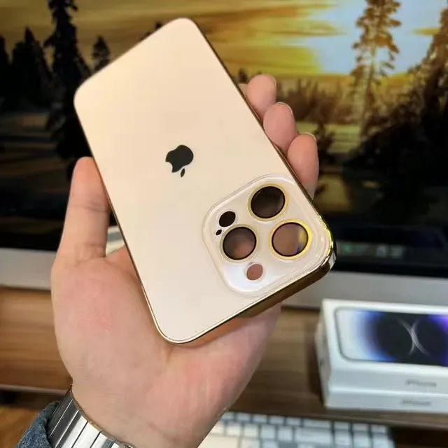 Elegant iPhone 14 hoesje met verhoogde randen voor extra cameralens bescherming en grip.