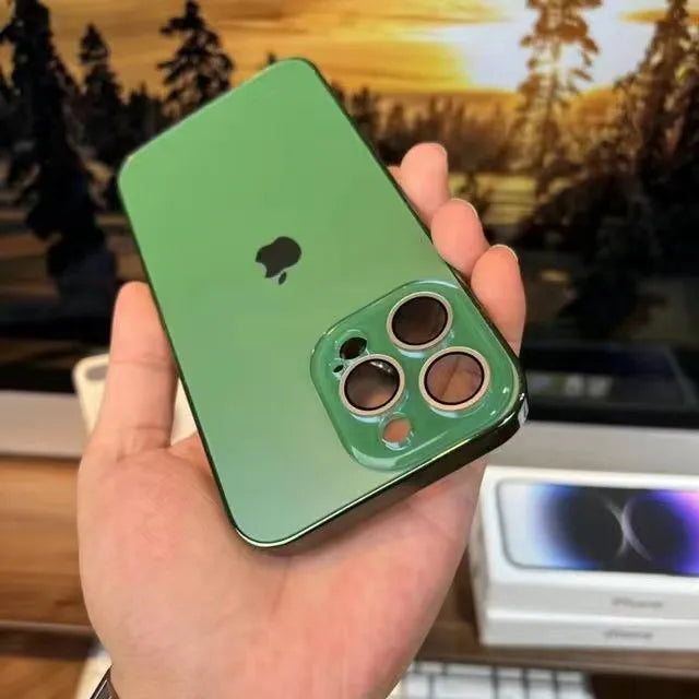 Robuust, doch slank iPhone 12 hoesje met precieze uitsparingen en verhoogde camera bescherming.
