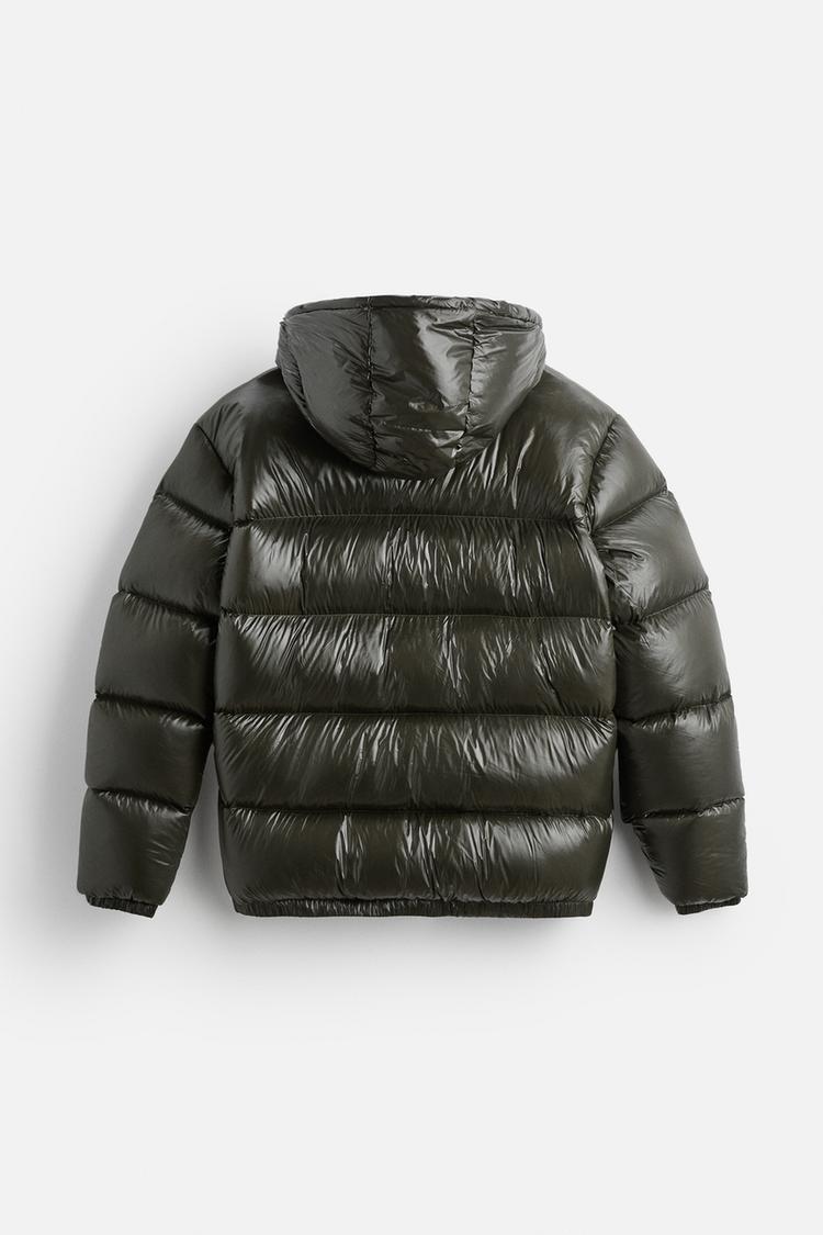 Rood unisex winterjas, waterafstotend en warm, essentieel voor koud weer.