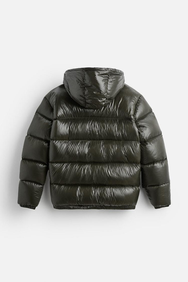 Rood unisex winterjas, waterafstotend en warm, essentieel voor koud weer.