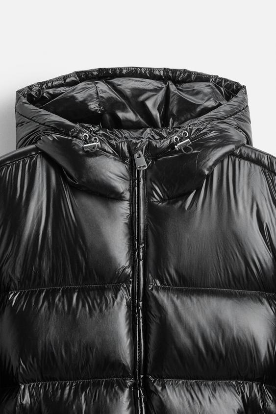 Dichtbij detail van de warme stof en rits van een comfortabel zwart winterjack.