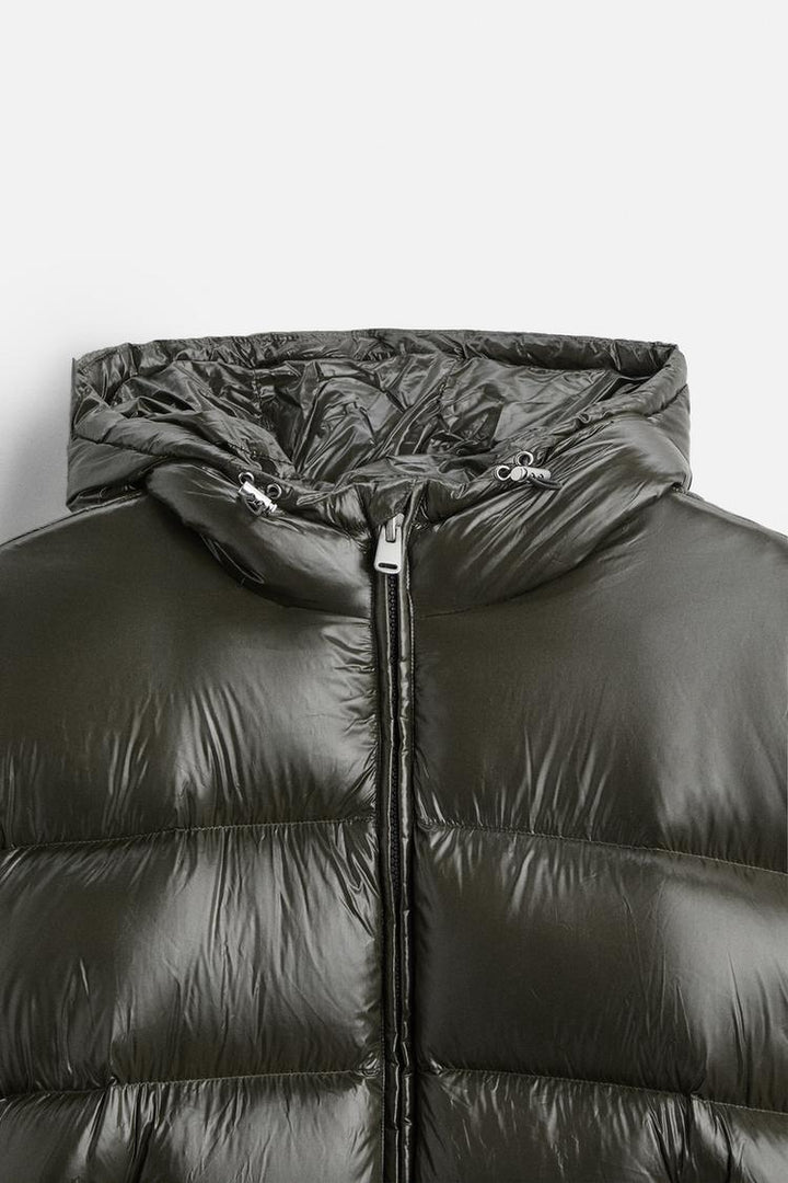 Stijlvol unisex pufferjack in zwart, perfect als buitenjas voor dames en heren tijdens de winter.