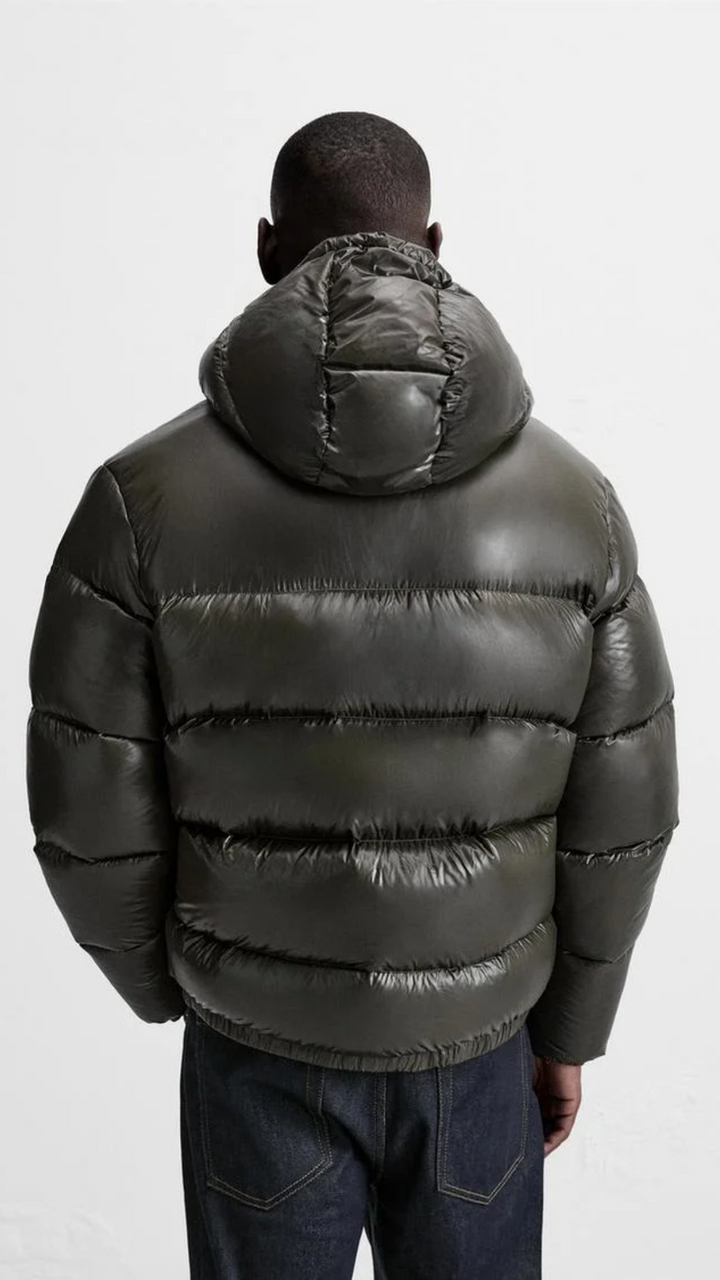 Vrouw draagt een comfortabel rood winterjack, ideaal voor een stijlvolle winterlook.