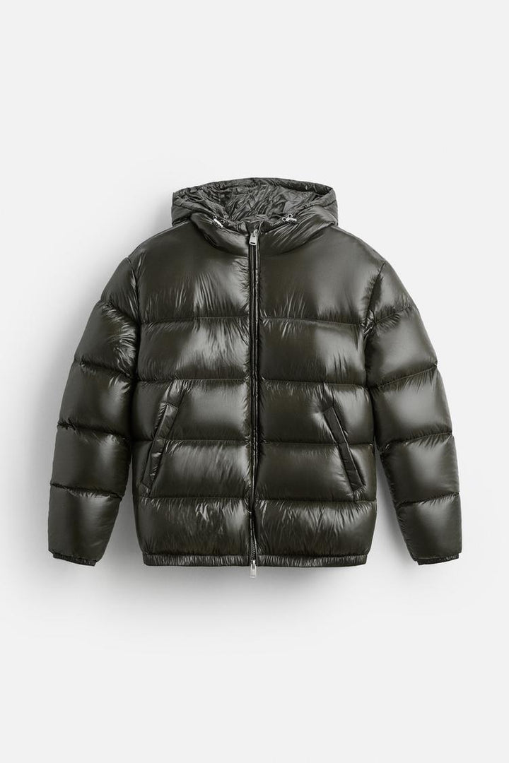 Zwart unisex winterjack met capuchon, extra warm en winddicht voor extreem koud weer.