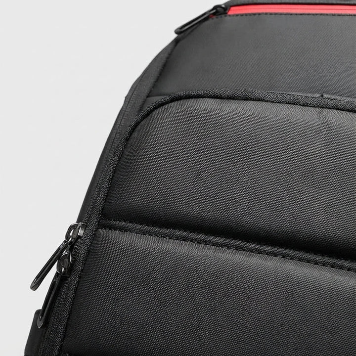 Stijlvolle zwarte anti-diefstal laptoprugzak voor bescherming van waardevolle spullen onderweg, ideaal voor zakelijk gebruik.