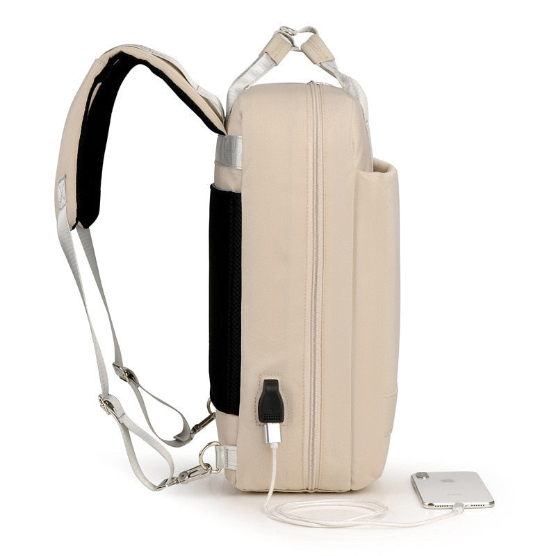 Beige reisrugzak met veilige verborgen ritsen en USB-oplaadfunctie; perfecte handbagage.