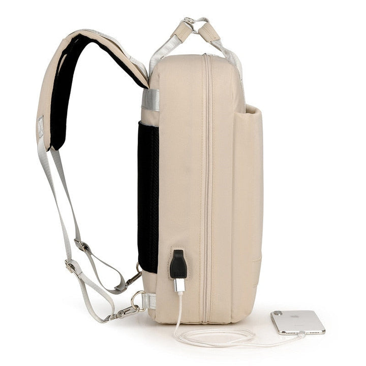 Beige reisrugzak met veilige verborgen ritsen en USB-oplaadfunctie; perfecte handbagage.