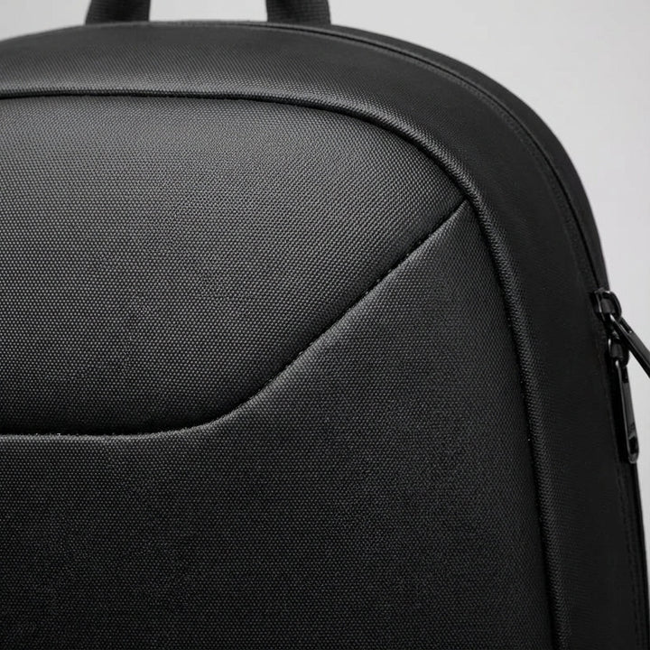 Waterdichte, uitbreidbare zwarte zakelijke rugzak, ideaal voor laptops en veilige reizen.