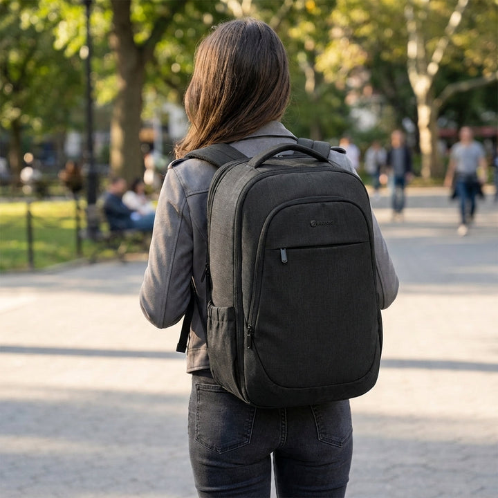 Zwarte ChargeTrail unisex reisrugzak, uitbreidbaar met USB-oplaadpoort. Ideaal voor school en reizen.