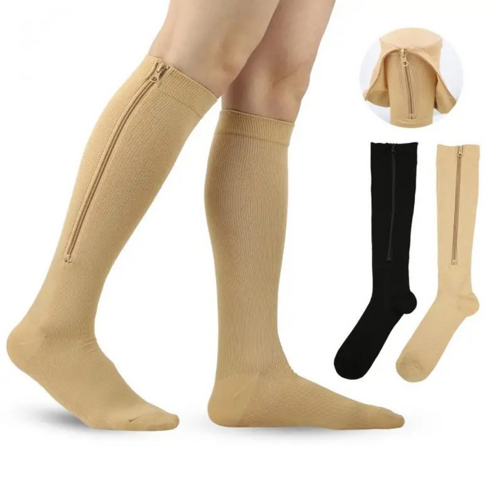Beige compressiekousen met rits, essentieel voor vermoeide benen. Bevordert bloedcirculatie en biedt comfort.