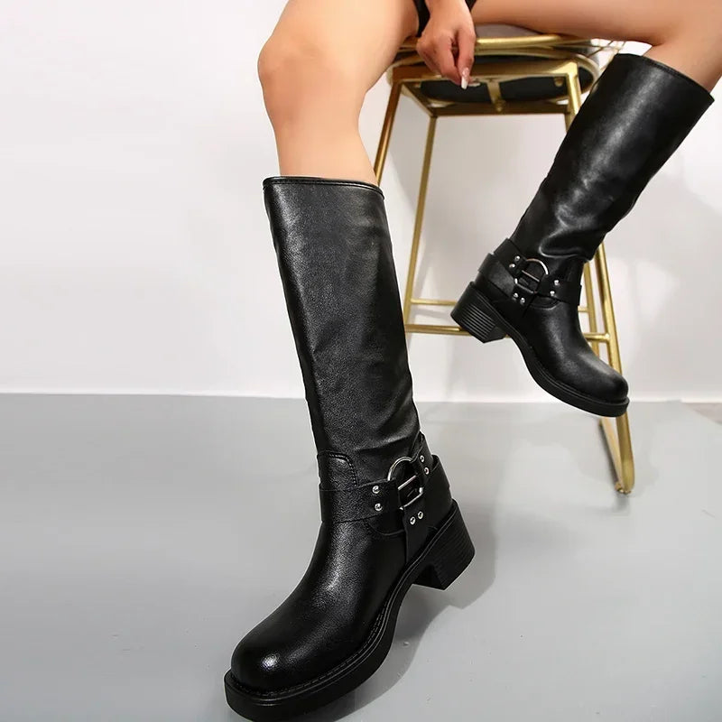 Stoere dames biker boots met robuuste blokhak en stijlvolle gespen, ideaal als feestschoenen of gedurfde fashion statement.