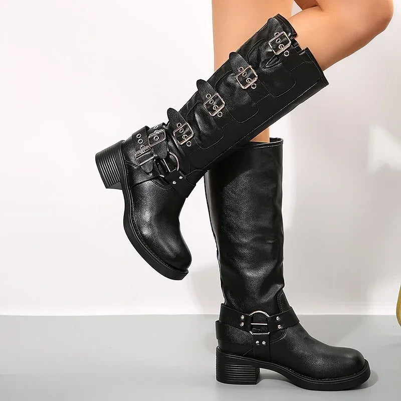 Zwarte leren dames biker boots met meerdere decoratieve statement gespen en comfortabele chunky hak.