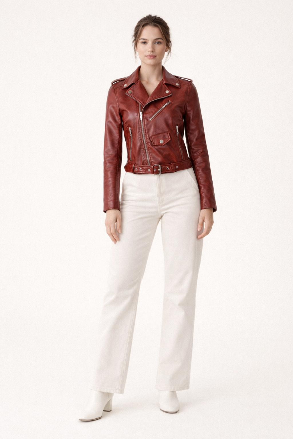 Zwarte dames bikerjas met slanke pasvorm, edgy ritsdetails. Ideaal als stijlvolle tussenjas voor lente/herfst.