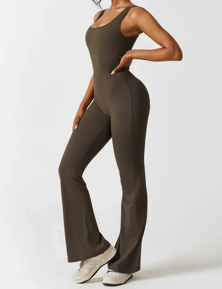 Grijze shaping jumpsuit met stijlvolle V-rug en comfortabele flared pijpen.