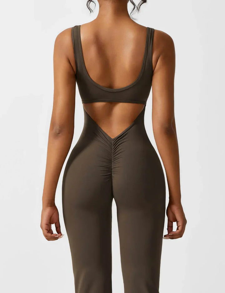Zwarte dames flared jumpsuit, perfect voor een modieuze look met V-rug.