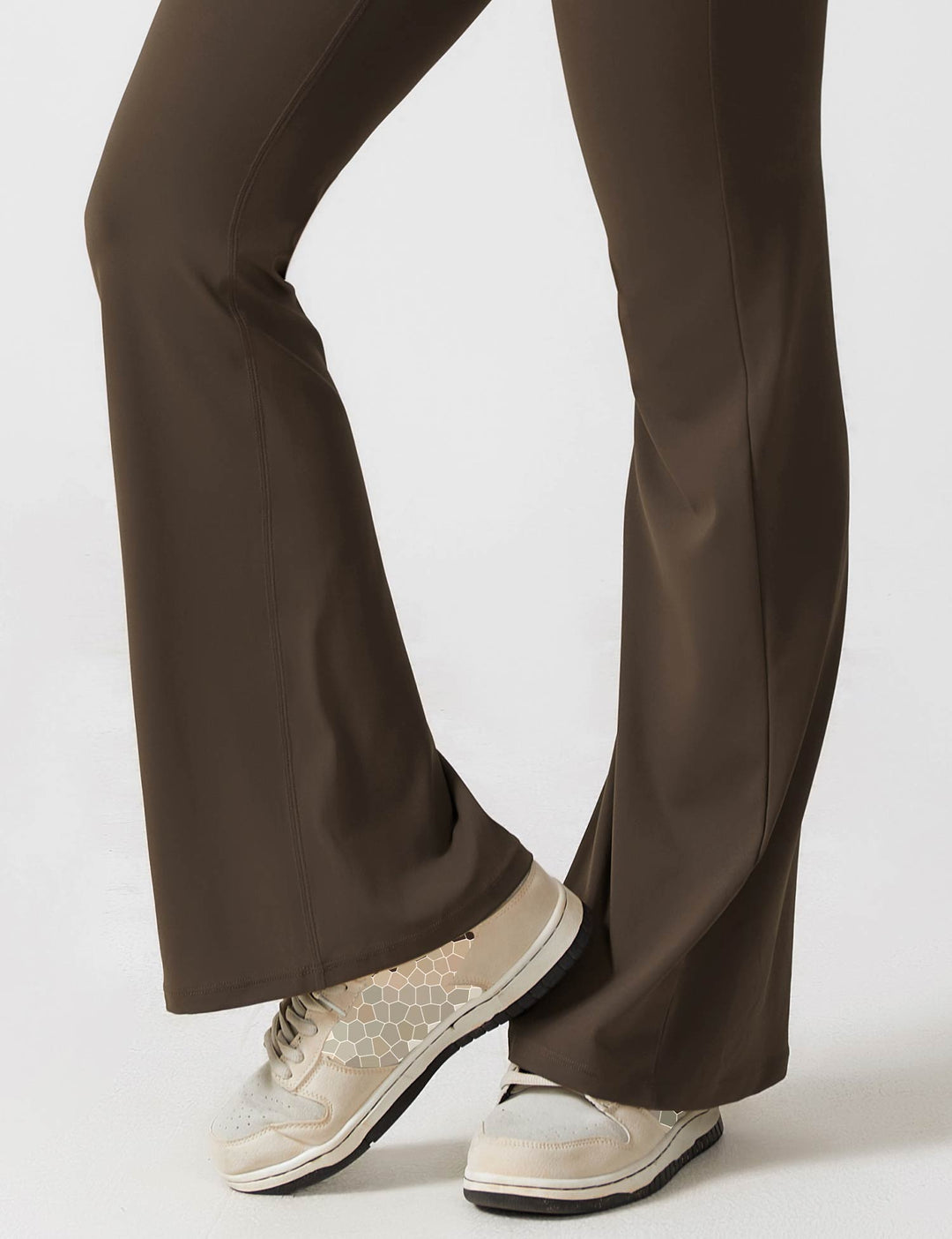 Olijfgroene shaping jumpsuit dames, comfortabel en stijlvol, met flared broek.