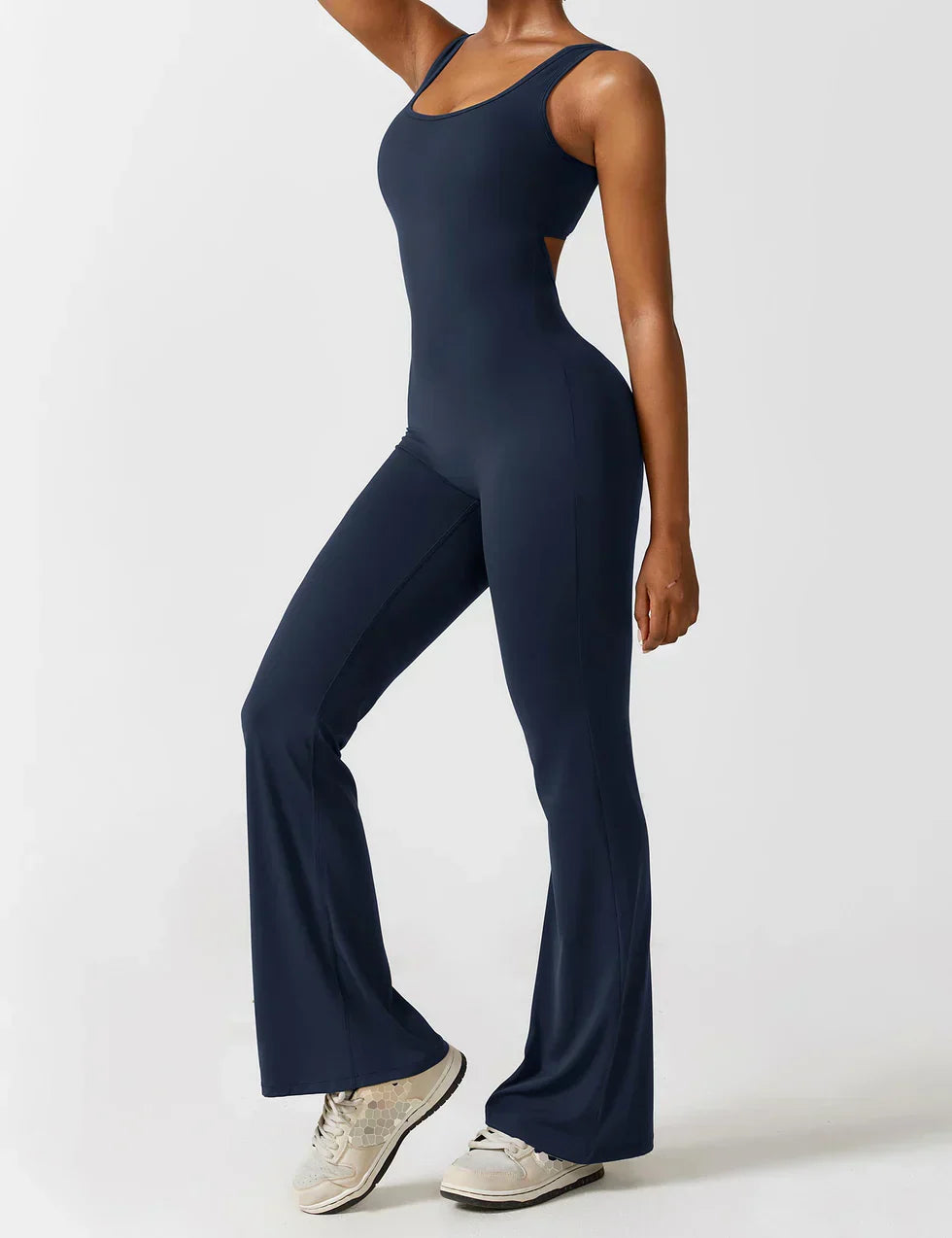 Zwarte elegante dames jumpsuit, flared, shaping en met V-rug detail.