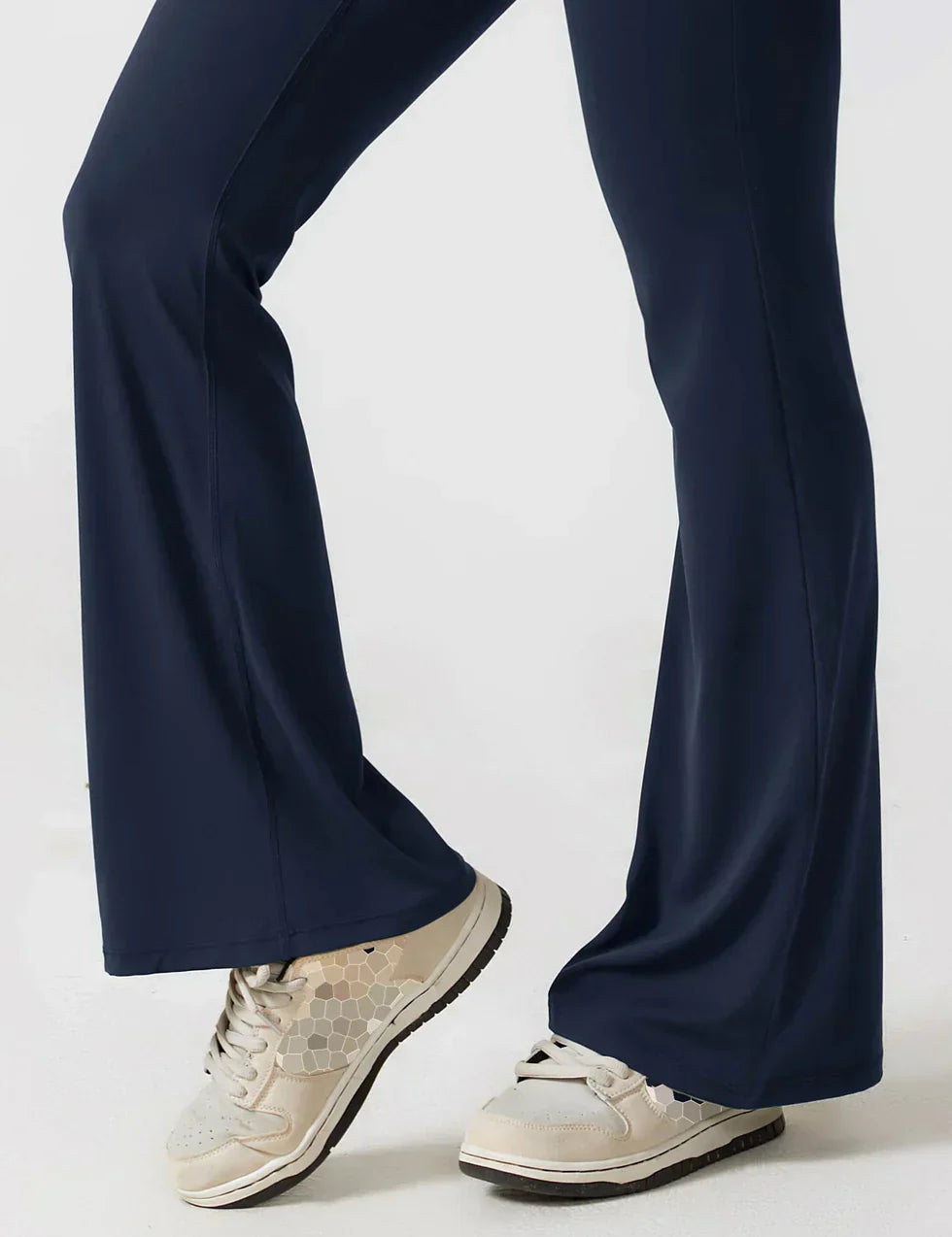 Donkerblauwe stijlvolle jumpsuit met V-rug, flared en figuurvormend.