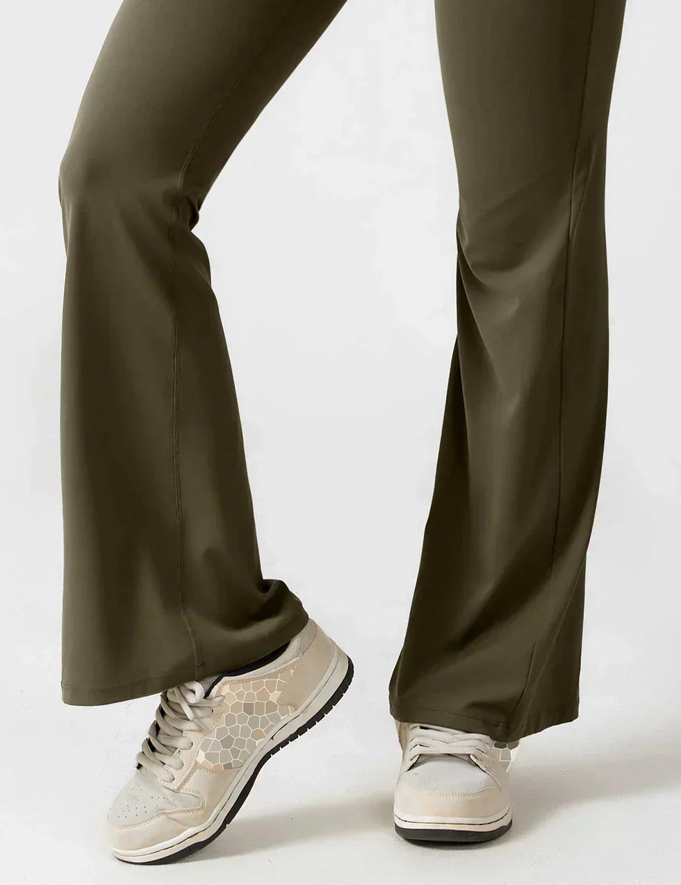 Koffiekleurige elegante dames jumpsuit, flared en met accent op de V-rug.