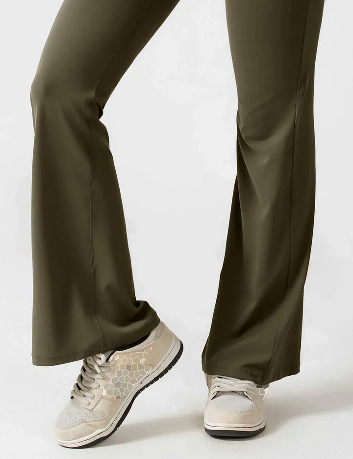 Koffiekleurige elegante dames jumpsuit, flared en met accent op de V-rug.